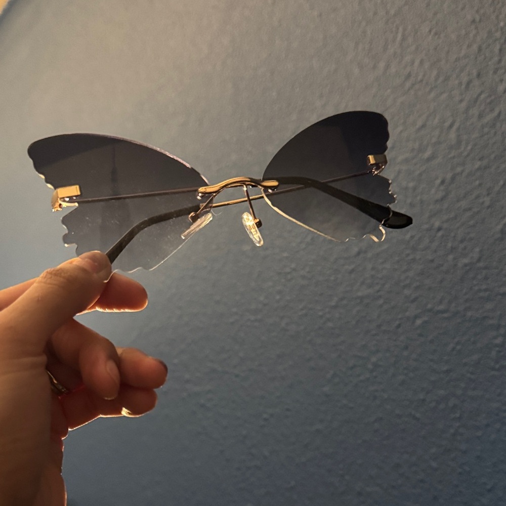3/$30! 🛍️ Butterfly Shaped Sunglasses - Black